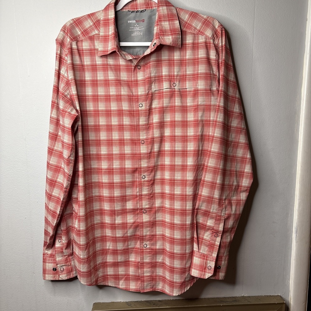 SWISS TECH MEN'S MEDIUM RED PLAID SNAP BUTTONS‎ EUC
